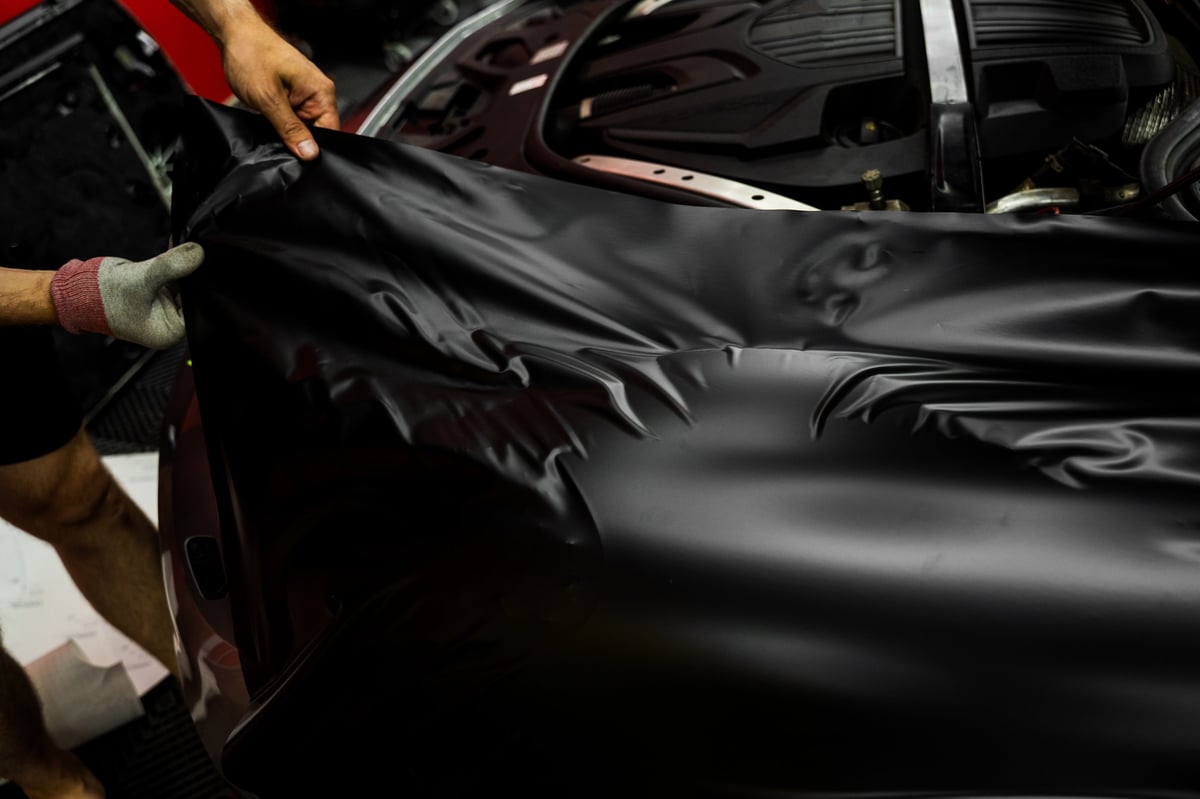 Vinyl Folie Paket - Professionelle Fahrzeugfolierung mit schwarzer Matte-Folie
