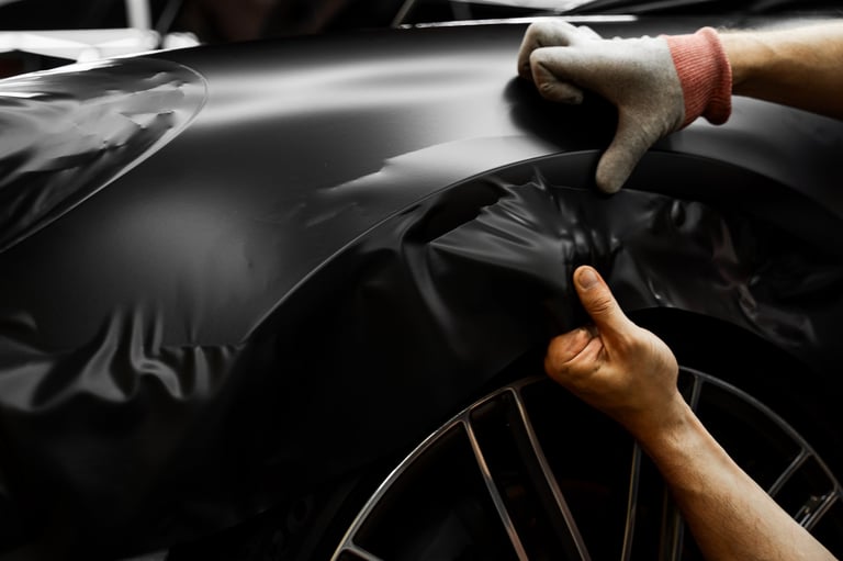 Vinyl Folie - Matte schwarze Fahrzeugfolierung auf luxury Auto